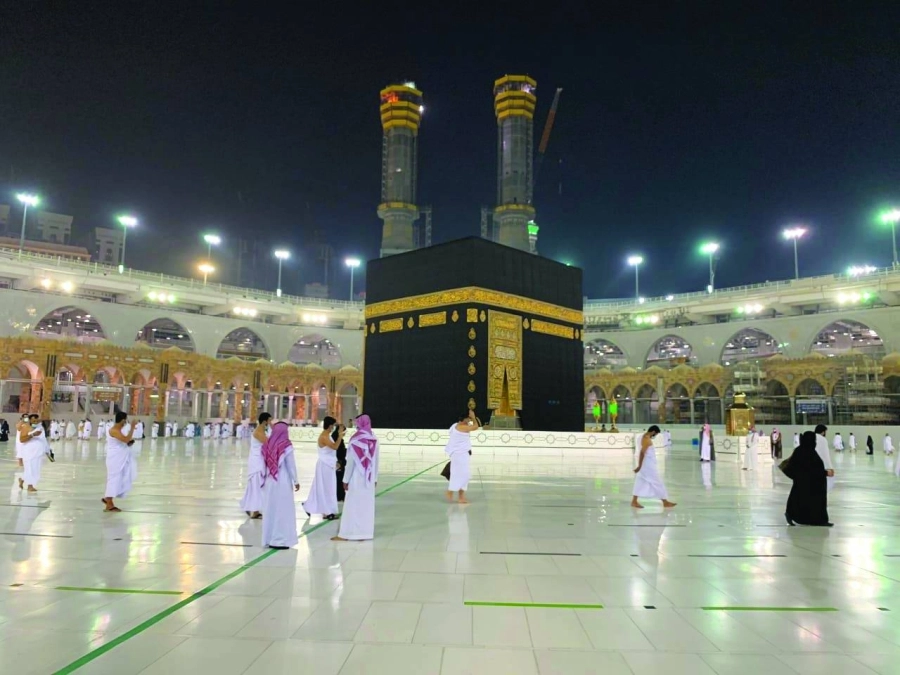 معتمرون يطوفون حول البيت العتيق                                       (أنس الحارثي)