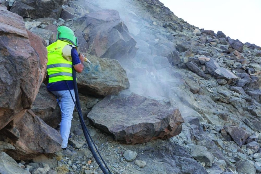 عمال خلال إزالة التشوهات (مكة)