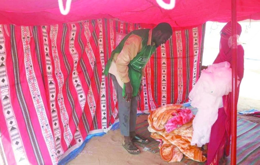 فريق المركز يوصل المساعدت لإحدى الأسر (واس)