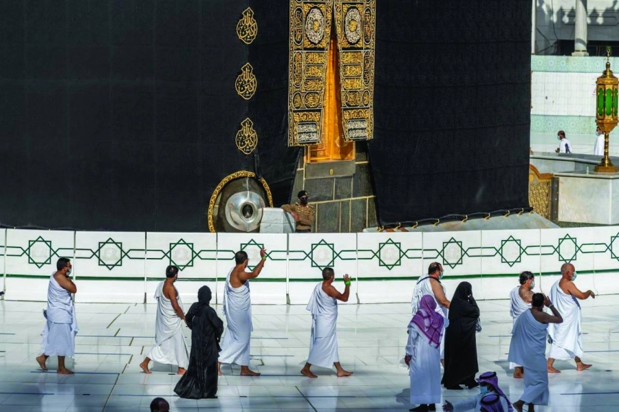 






عدد من المعتمرين خلال الطواف                                   (أنس الحارثي)