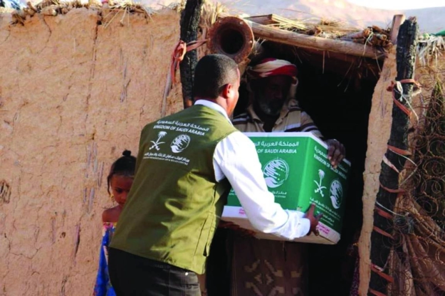 



الفريق يصل بالسلال إلى أكواخ النازحين       (واس)