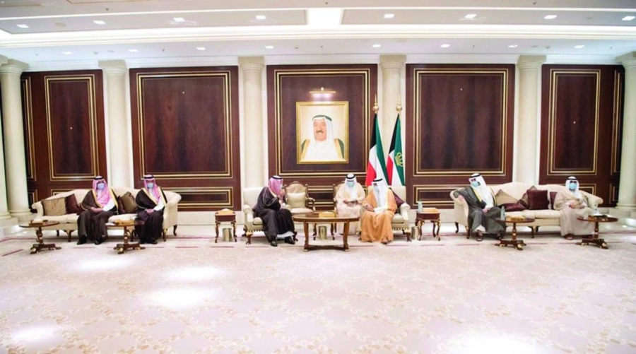 






نواف الأحمد خلال استقباله الوفد السعودي                                   (واس)