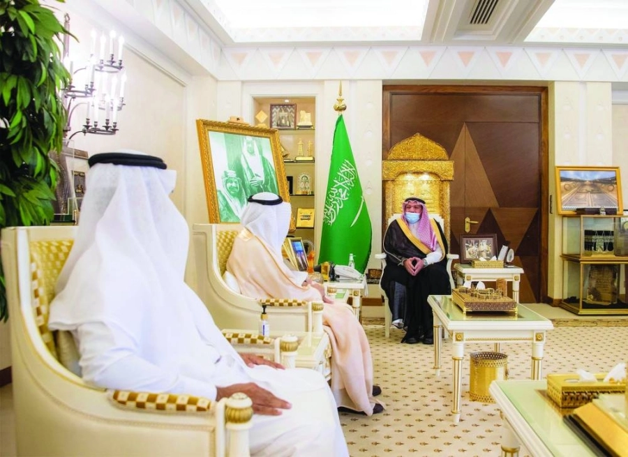 






فيصل بن مشعل خلال تسلمه المشروع                               (مكة)