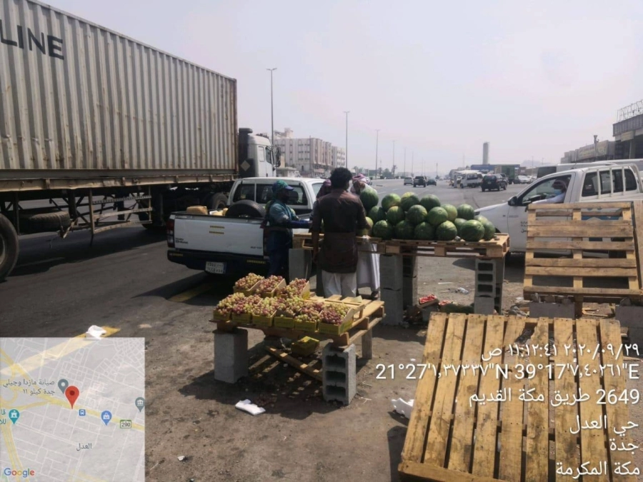 أمانة جدة تواصل حملتها على الباعة الجائلين وتصادر 7 أطنان من الفواكه والخضروات بنطاق الجنوب