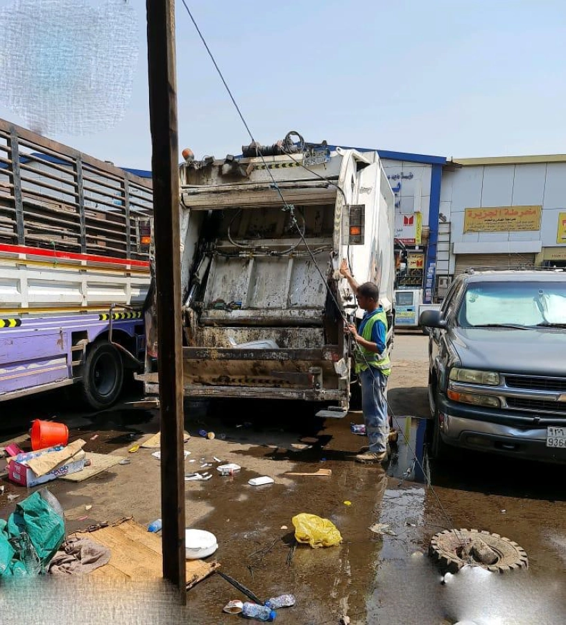 أمانة جدة تصادر بسط عشوائية أسفل جسر كيلو ثمانية