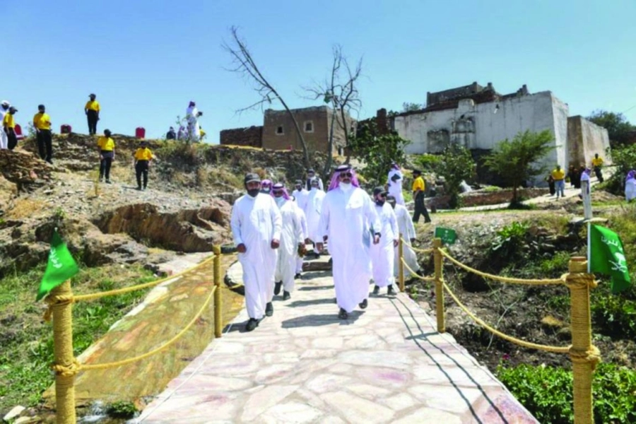 






تركي بن طلال لدى تفقده القرية التراثية                                           (مكة)