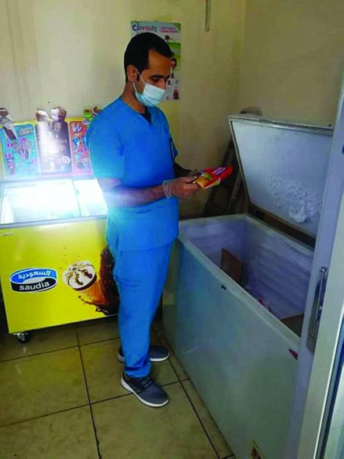 






مراقب البلدية لدى معاينة المواد الغذائية            (مكة)