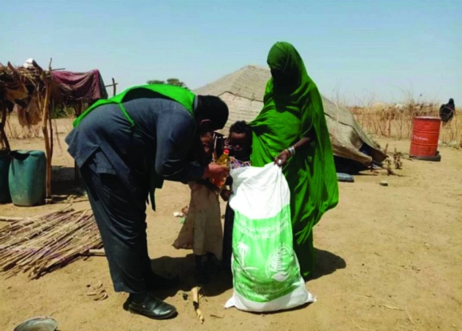 






أحد أفراد فريق المركز يداعب طفلا من النازحين