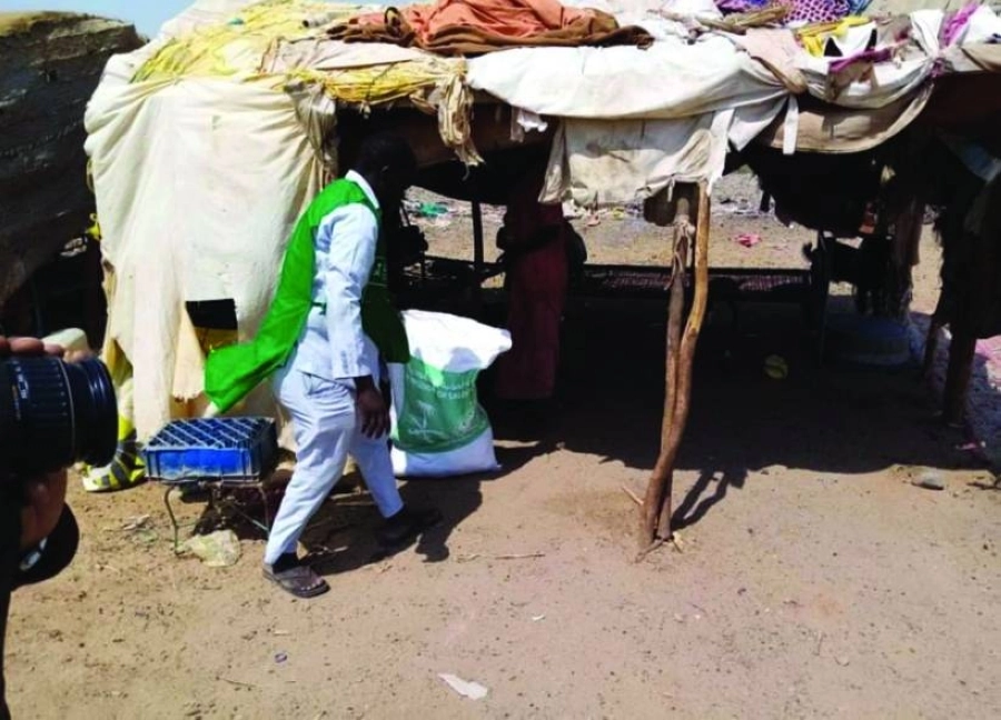 






توصيل المواد الغذائية إلى إحدى الخيام                  (واس)