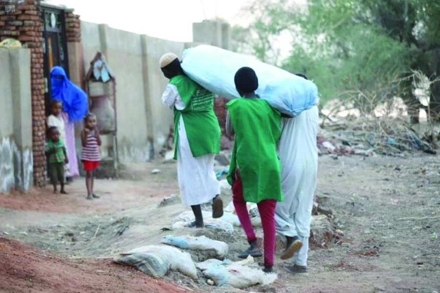 






متطوعون يحملون الخيام قبل نصبها