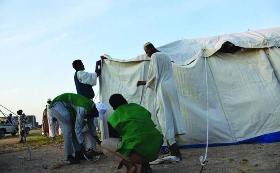 






فريق المركز ينصب الخيام