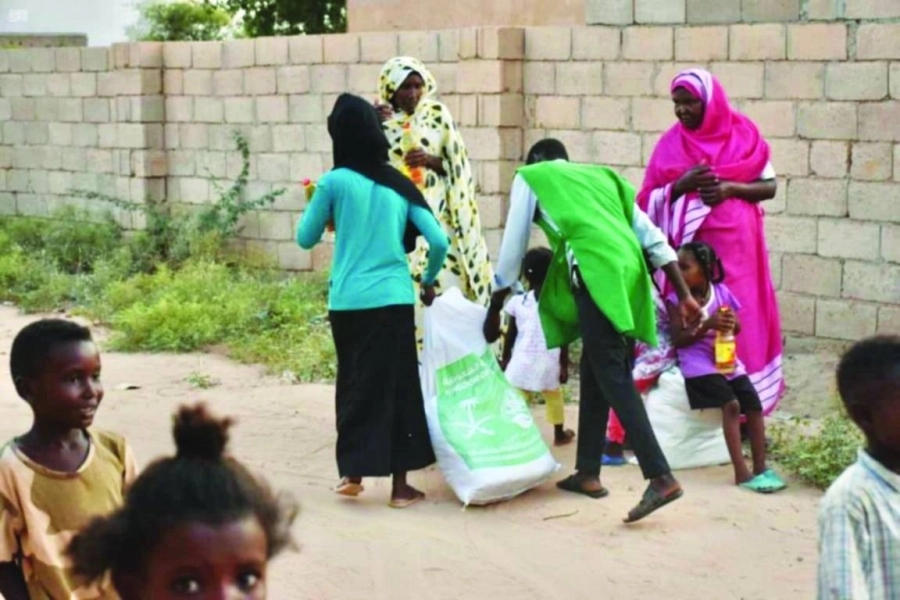 






متطوع يساعد أسرة على حمل سلتها الغذائية