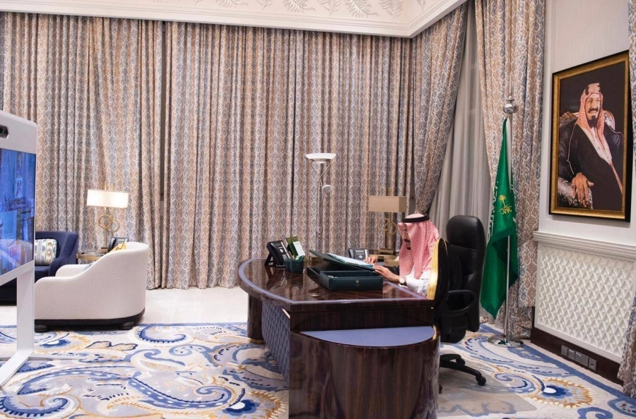 






خادم الحرمين مترئسا جلسة مجلس الوزراء عبر الاتصال المرئي                                                                                                                                               (واس)