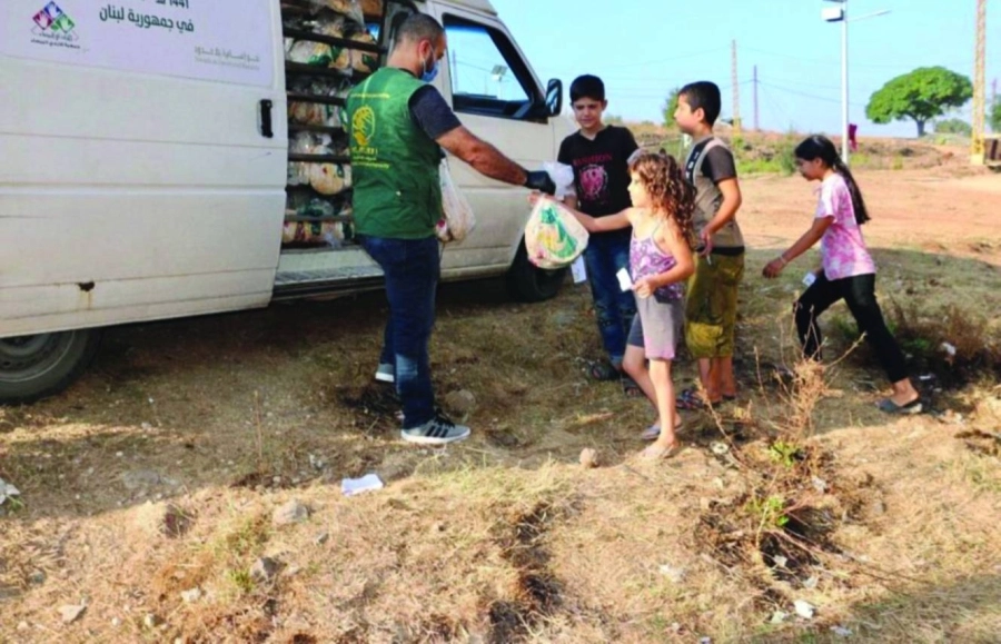 



عمليات توزيع الخبز في لبنان              (واس)