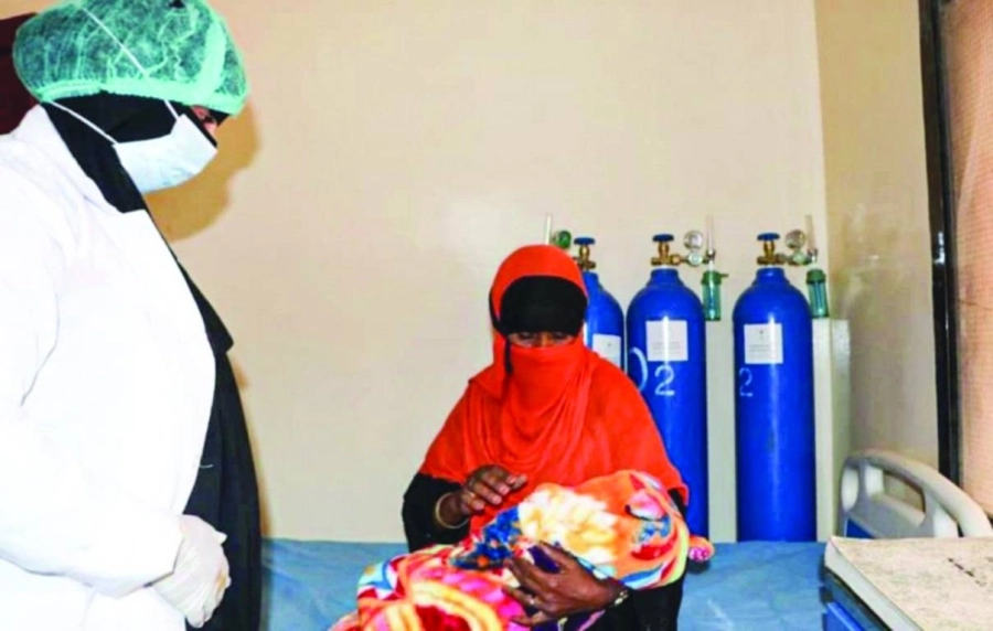 طبيبة بالمركز تستقبل إحدى اليمنيات وابنها (واس)