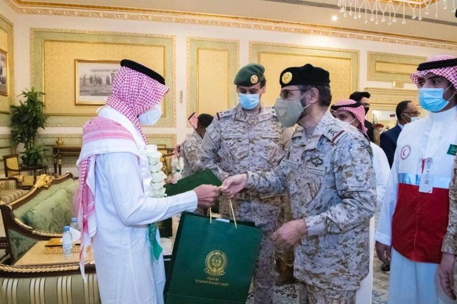 نائب رئيس هيئة الأركان العامة قائد القوات المشتركة المكلف خلال استقباله الأسرى ( مكة ) 