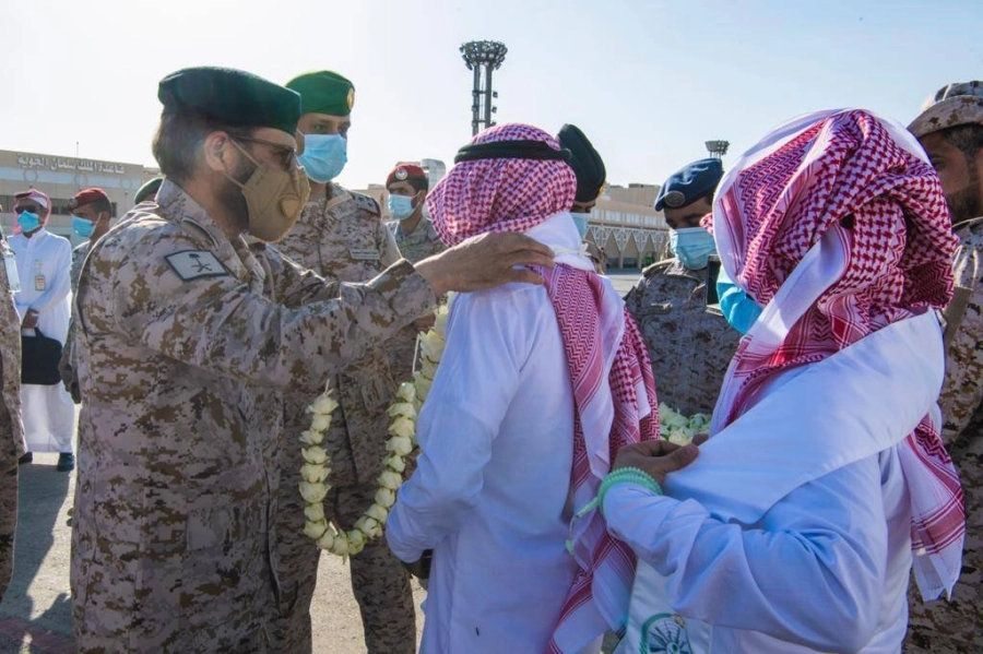 نائب رئيس هيئة الأركان العامة قائد القوات المشتركة المكلف خلال استقباله الأسرى ( مكة )