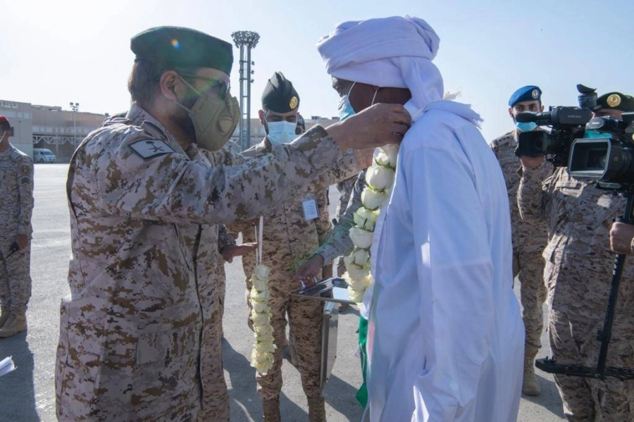 نائب رئيس هيئة الأركان العامة قائد القوات المشتركة المكلف خلال استقباله الأسرى ( مكة ) 