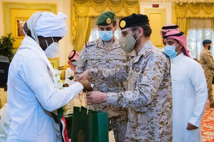 نائب رئيس هيئة الأركان العامة قائد القوات المشتركة المكلف خلال استقباله الأسرى ( مكة ) 