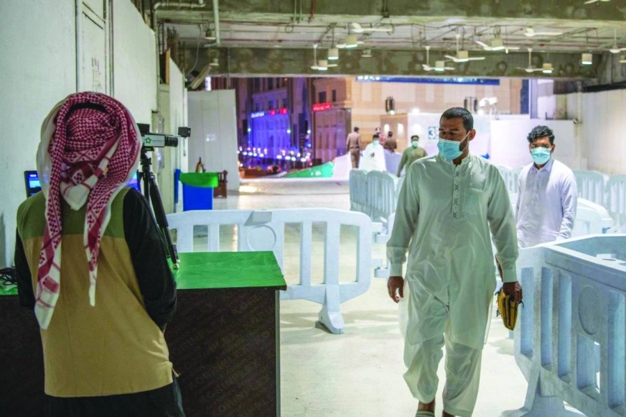 






 مصلون في أروقة الحرم المكي