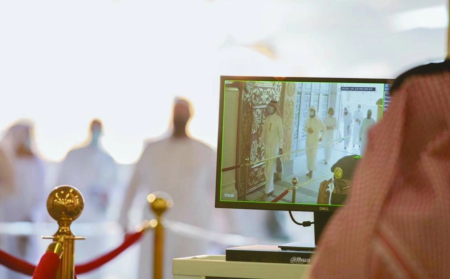 






زائر يتشرف بالسلام على النبي وصاحبيه