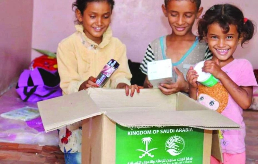 ابتسامة على وجه أطفال اليمن بعد تسلم الحقائب (واس)