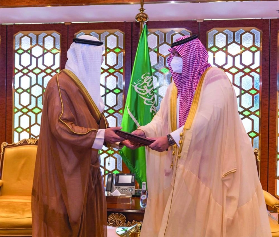 تركي بن محمد خلال تسلمه رسالة                             (واس)