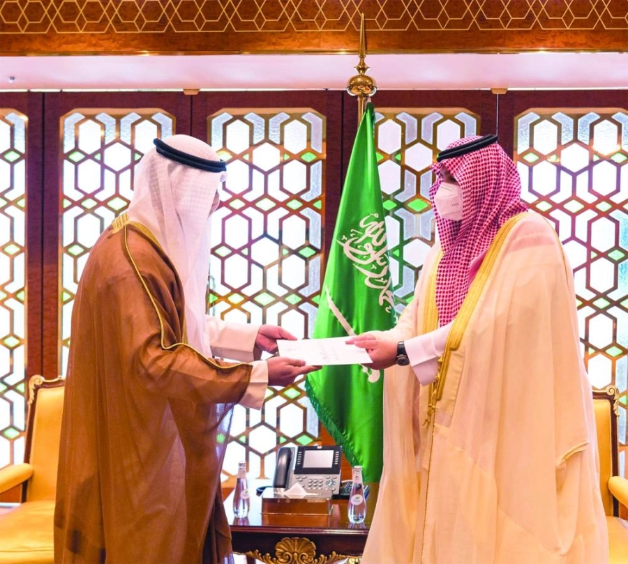 تركي بن محمد خلال تسلمه رسالة                             (واس)