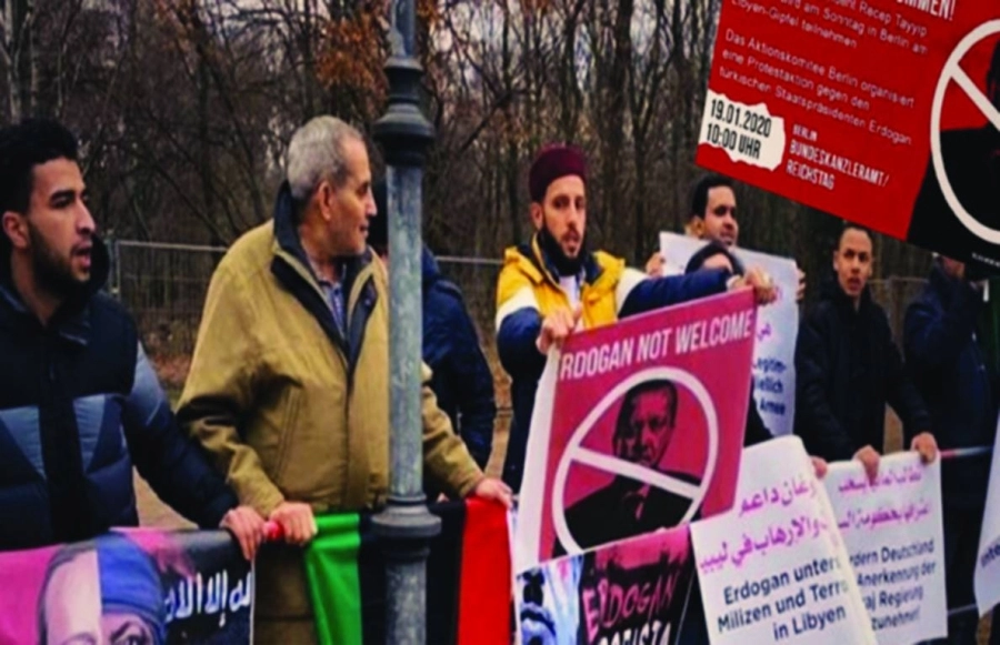 محتجون يتهمونه بدعم الإرهاب في ليبيا (مكة)