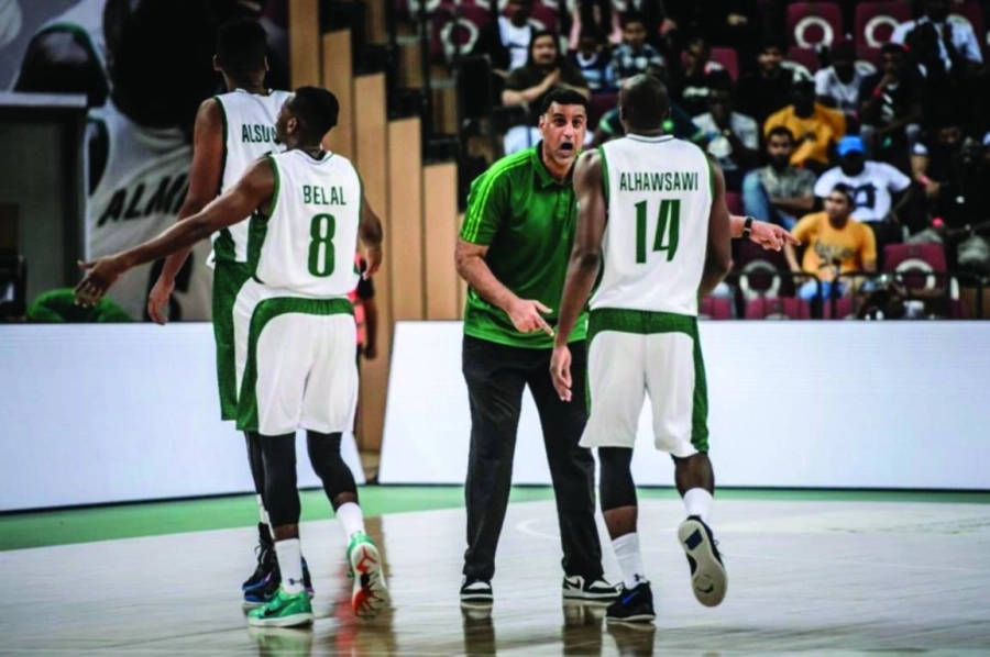 






السنحاني يوجه لاعبيه في مباراة سابقة       (مكة)