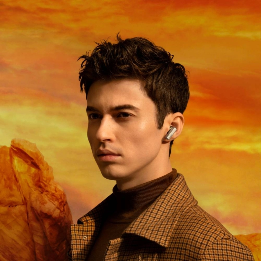 LifestylePhoto_Silver_Autumn_Bust_JPG_1080x1080