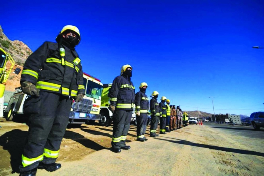 رجال الدفاع المدني خلال إخماد النيران في غابات تنومة                                                                                                                                                       (مكة)