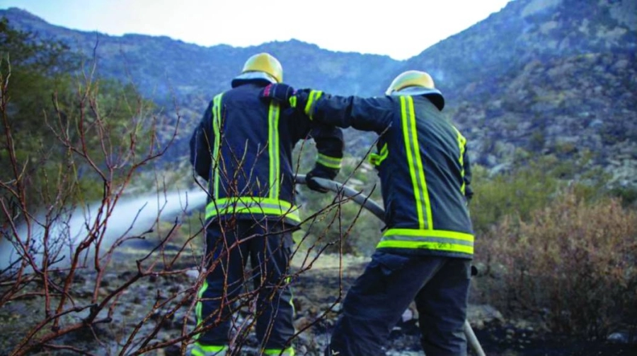 رجال الدفاع المدني خلال إخماد النيران في غابات تنومة                                                                                                                                                       (مكة)