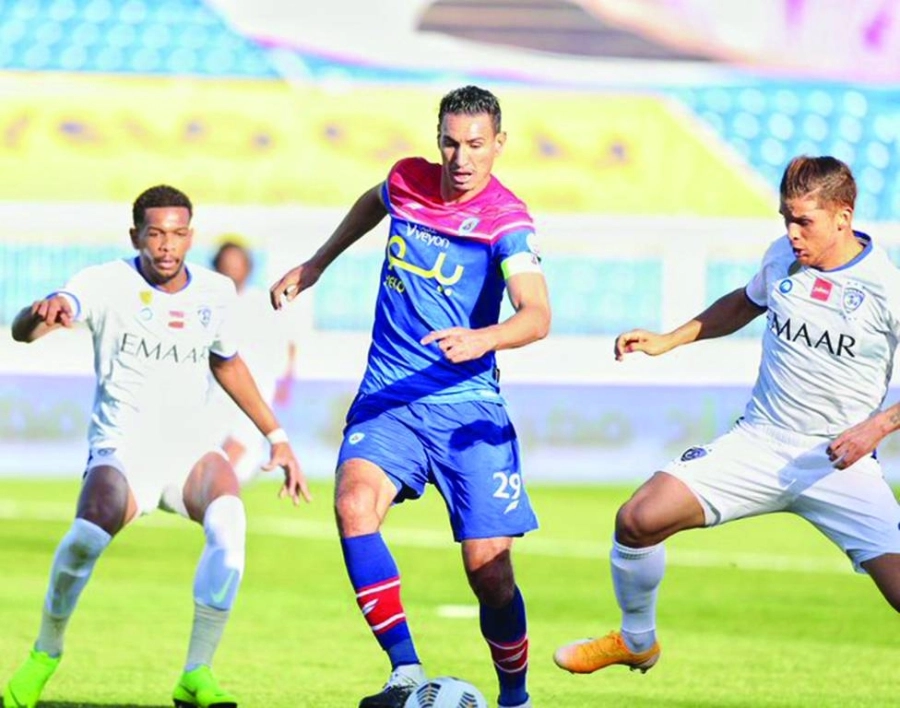 لاعب ابها يتجاوز اثنين من نجوم الهلال (اعلامي ابها)