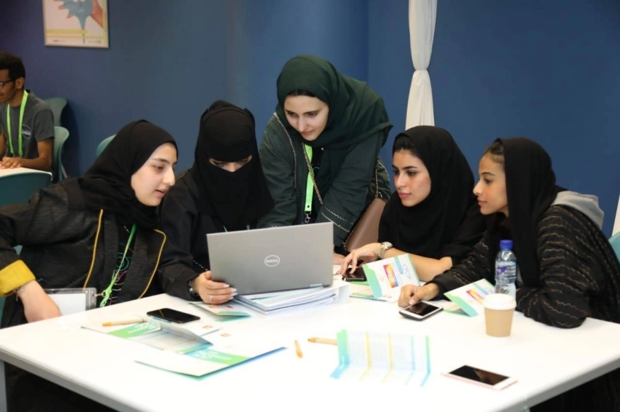 موهوبات خلال عرض أحد المشاريع المتميزة للمنافسة الدولية  (مكة)