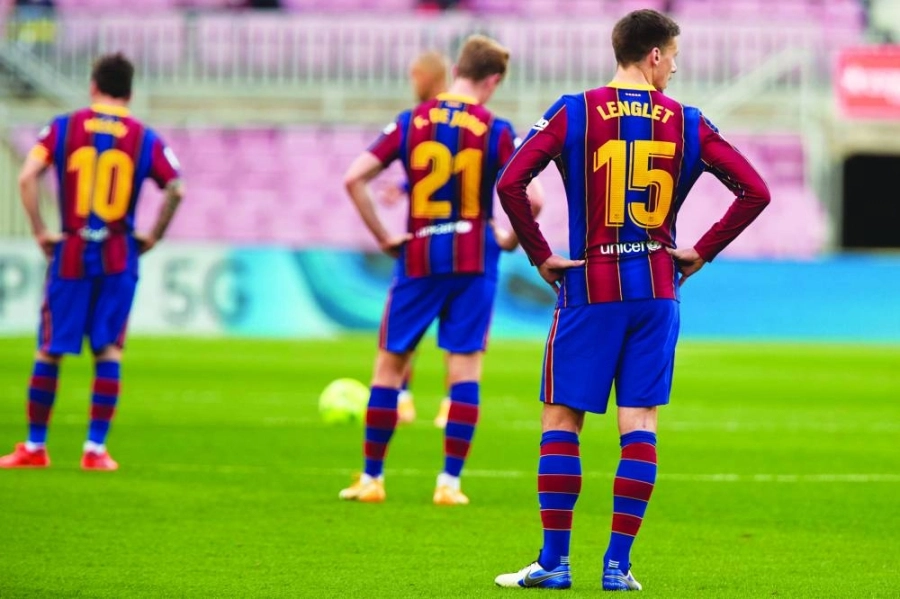 






أثر الهزيمة كما بدت على لاعبي برشلونة                                    (د ب أ)