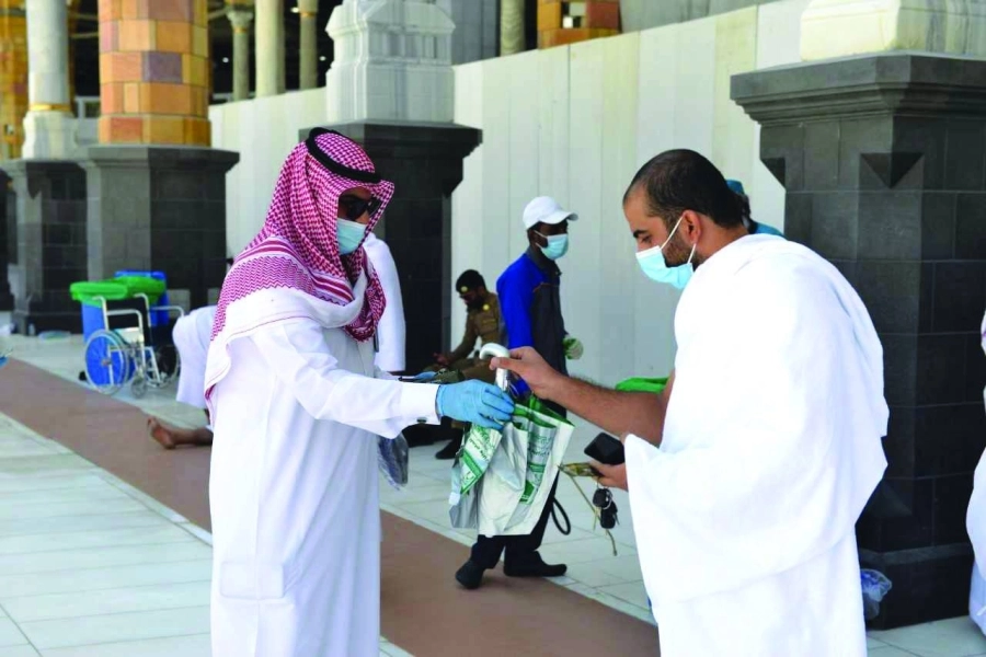 من توزيع المظلات على المعتمرين (مكة)