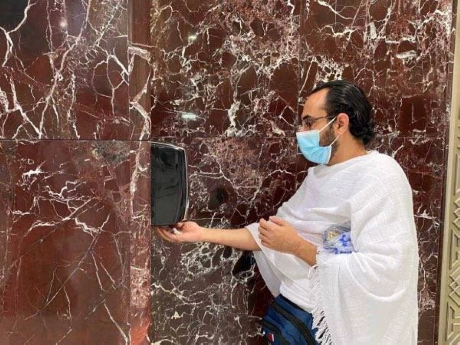 






أجهزة تعقيم الأيدي بالمسجد الحرام