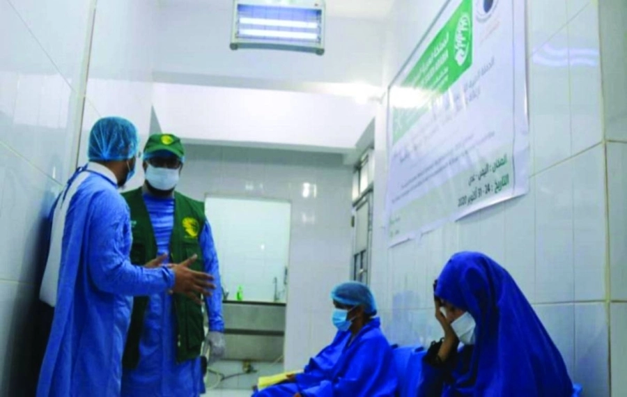 يمنيات ينتظرن دورهن في عيادة العيون (واس)