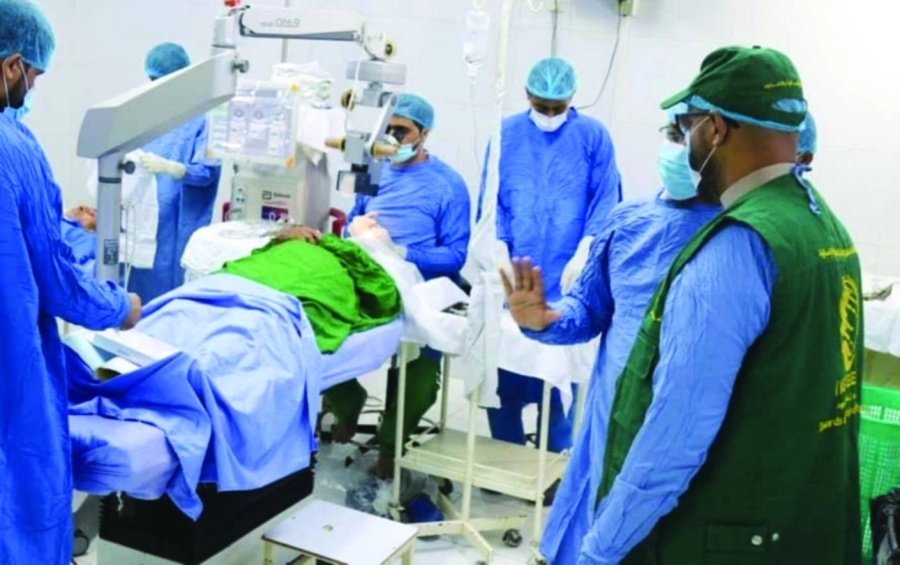 



إحدى عمليات العيون بالمستشفى                   (واس)