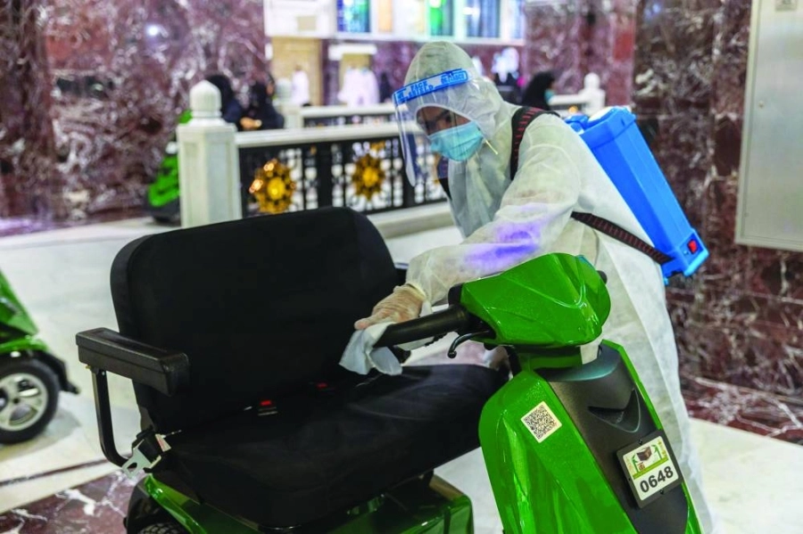 من تعقيم العربات (مكة)