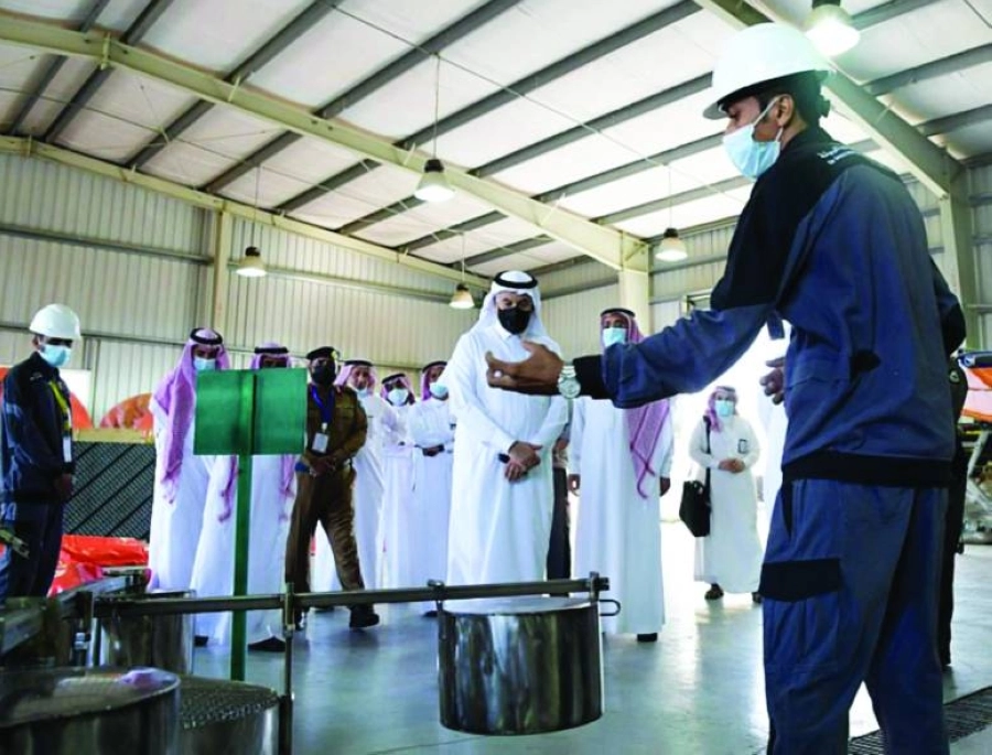 






عبدالرحمن الفضلي يستمع لشرح عن التمرين