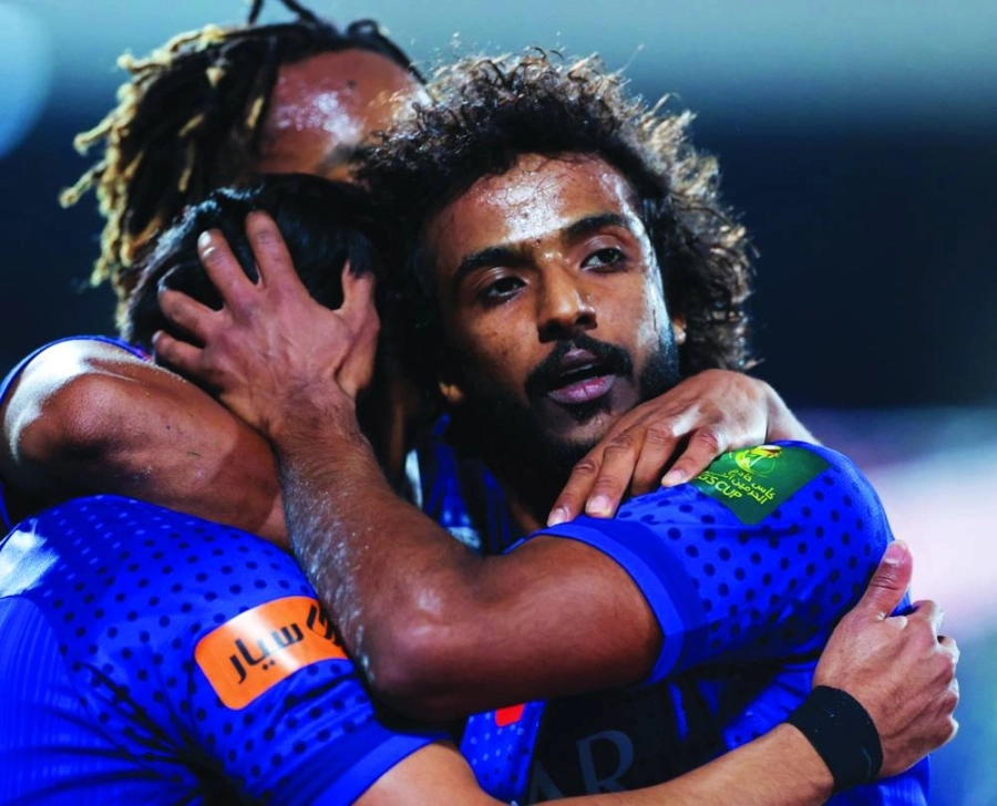 تهنئة سالم الدوسري بهدفه في أبها أمس (إعلامي الهلال)