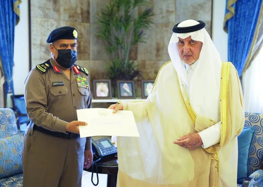 






خالد الفيصل أثناء تكريم أحد الضباط                          (مكة)