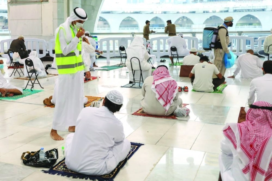 من العمل التطوعي بالمسجد الحرام (مكة)