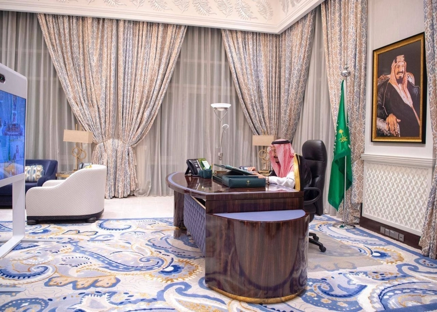 






 خادم الحرمين خلال الجلسة