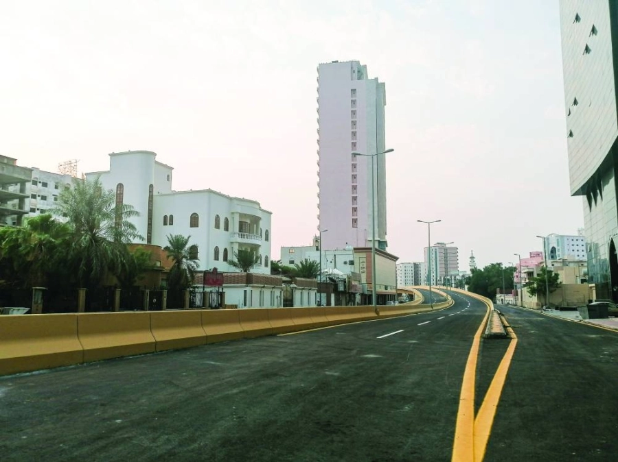 الجسر خلال قص الشريط إيذانا بافتتاحه (أنس الحارثي)