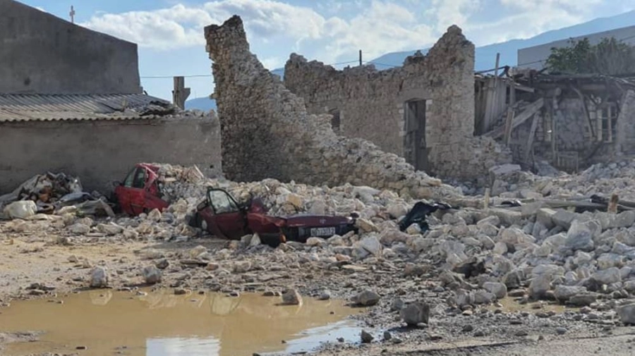 






آثار الدمار الذي خلفه زلزال إزمير                                              (د ب أ)