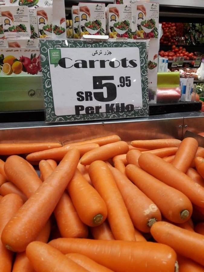 






منتج زراعي تركي في أحد المراكز التجارية بجدة                      (مكة)