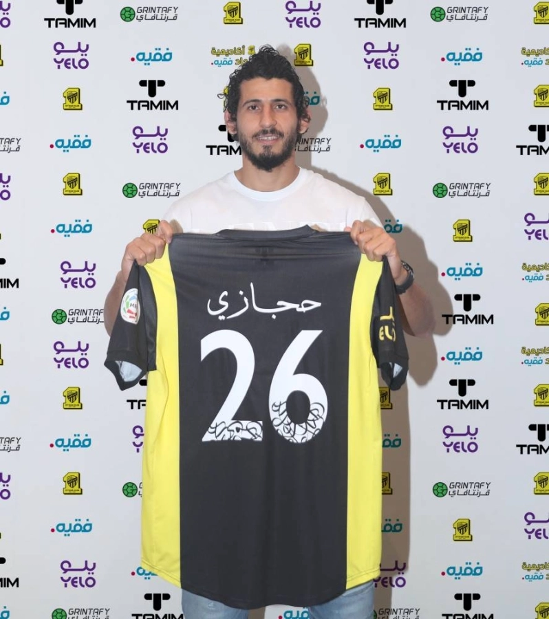 .. ملوحا بقميصه الجديد